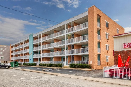 Spacious Beach Block Condo - image 4