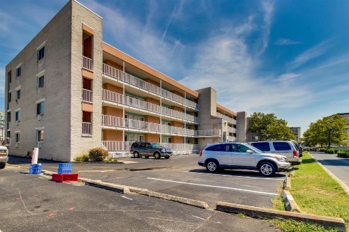 Spacious Beach Block Condo - image 6