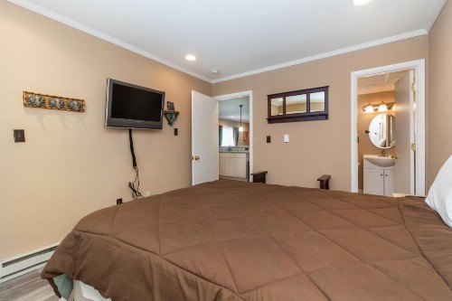 Spacious Beach Block Condo - image 7