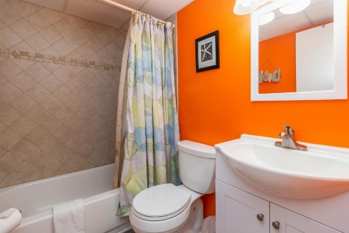 Spacious Beach Block Condo - image 8