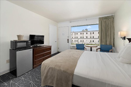 Eden Roc Motel - image 11