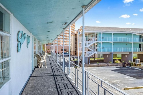 Eden Roc Motel - image 15
