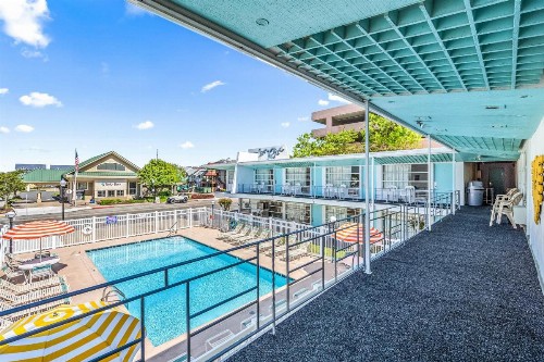 Eden Roc Motel - image 18