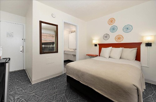 Eden Roc Motel - image 20