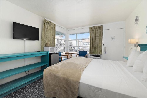 Eden Roc Motel - image 22