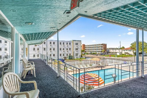 Eden Roc Motel - image 26
