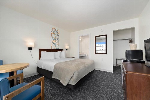 Eden Roc Motel - image 27