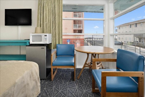 Eden Roc Motel - image 3