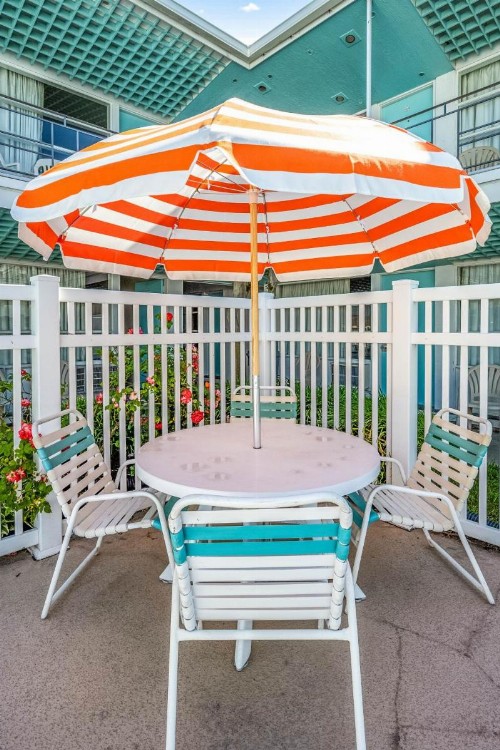 Eden Roc Motel - image 32