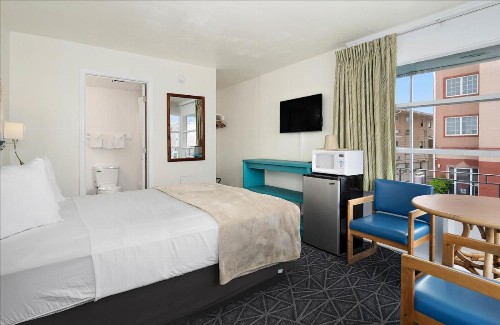 Eden Roc Motel - image 39