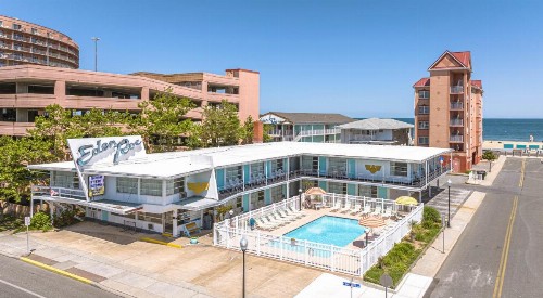 Eden Roc Motel - image 7
