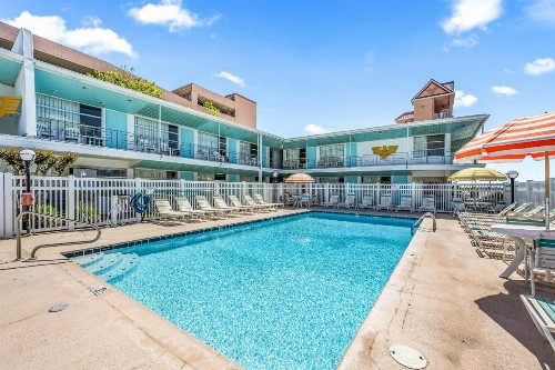 Eden Roc Motel - image 9