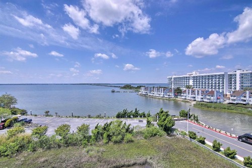 Newly Updated Condo with Beautiful Views and Location! - image 12