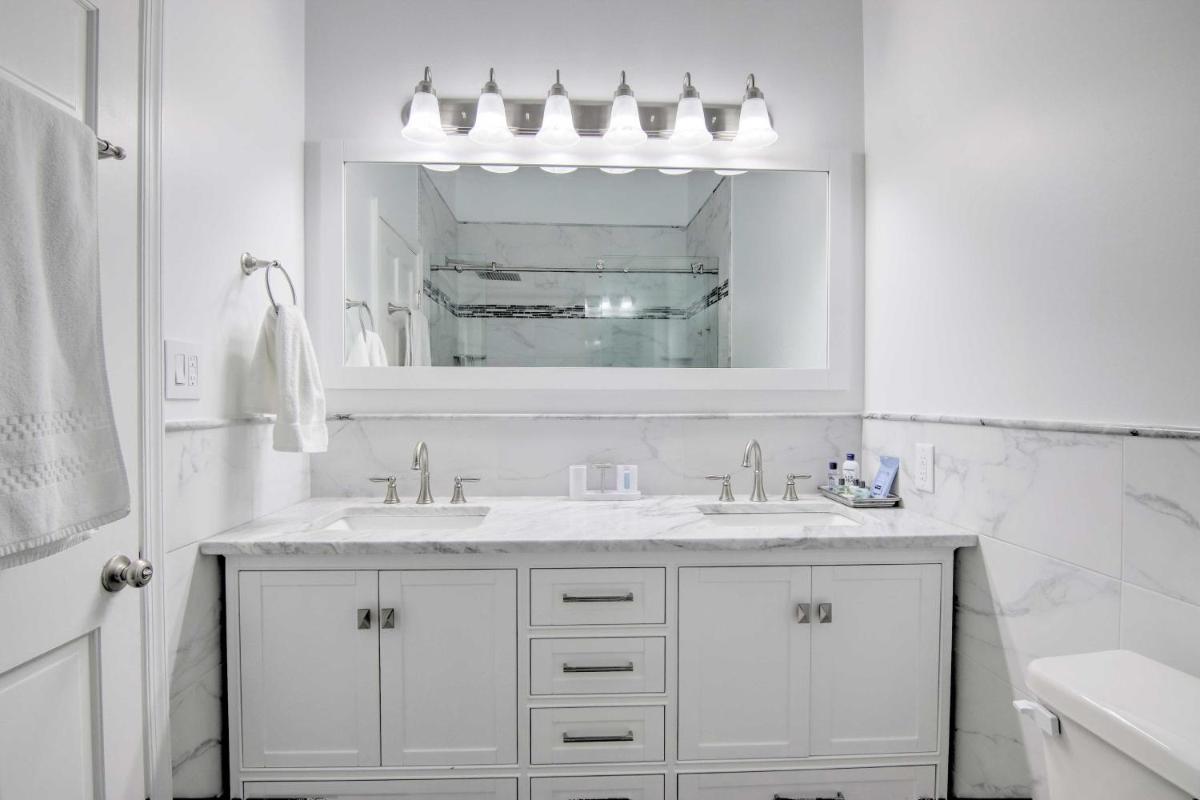 Newly Updated Condo with Beautiful Views and Location! - image 7
