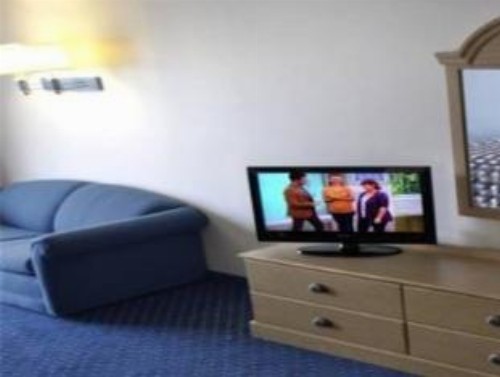 Coastal Palms Inn and Suites - image 2