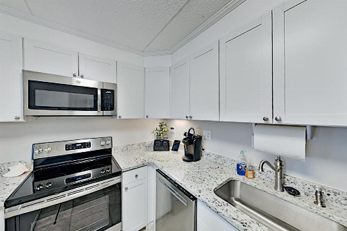 Stylish Beachfront Condo with Pool - Steps to Sand condo - image 10