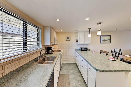 Updated Beach Club Condo - Pool - Walk to Beach condo - image 1