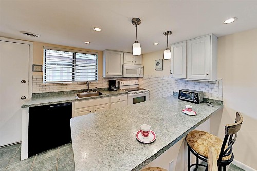 Updated Beach Club Condo - Pool - Walk to Beach condo - image 10