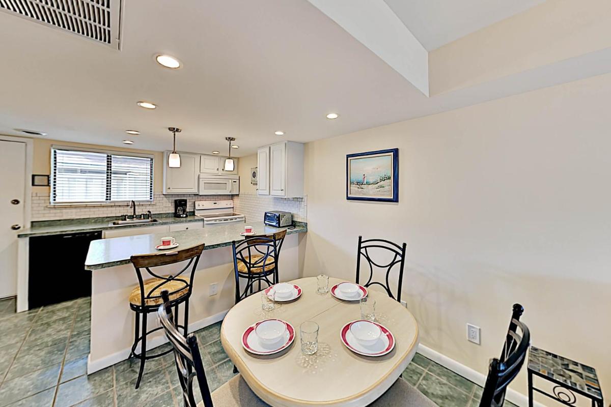 Updated Beach Club Condo - Pool - Walk to Beach condo - image 2