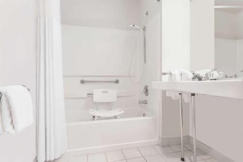 Days Inn by Wyndham Ocean Shores - image 2