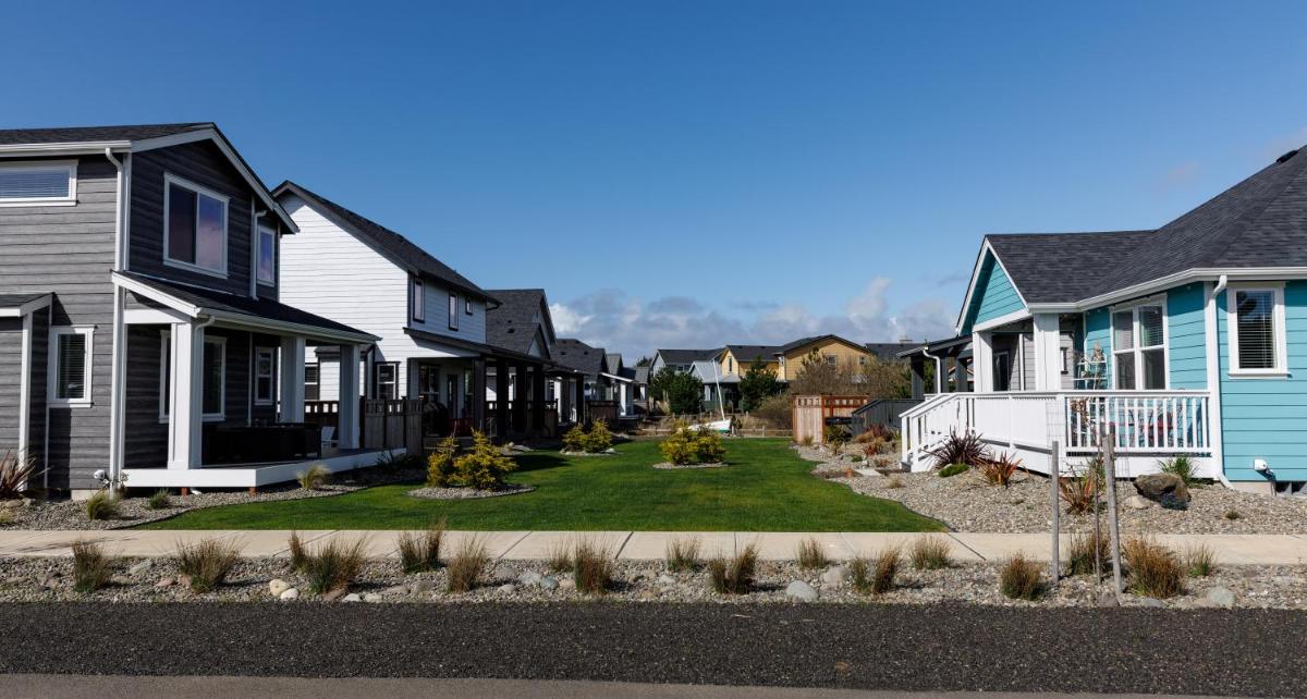 Salty Paws - Oyhut Bay Seaside Village - image 7