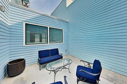 Beachfront Condo with Ocean Views & Luxe Interior apts