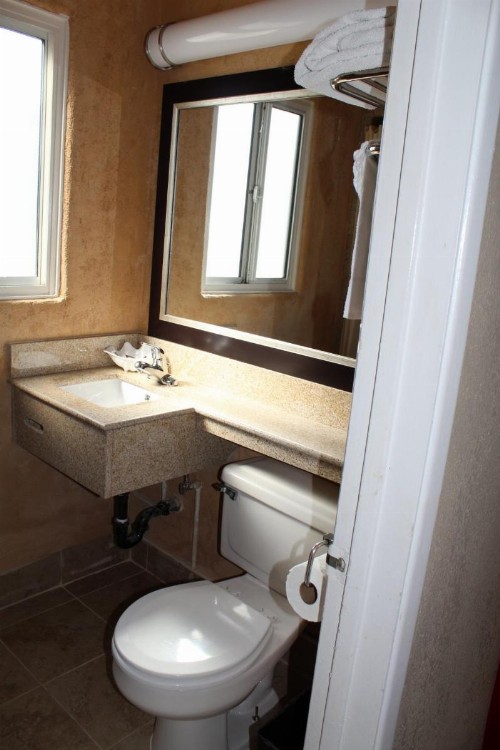 Harbor Inn & Suites Oceanside - image 42