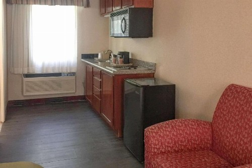 Quality Inn & Suites Oceanside Near Camp Pendleton - image 43