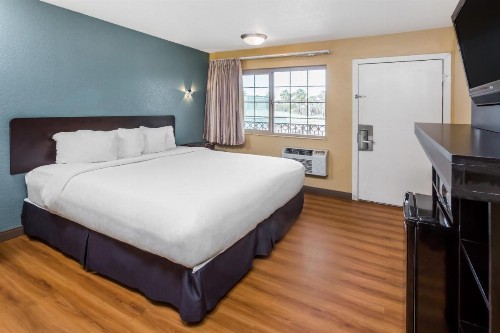 Travelodge by Wyndham Oceanside - image 5