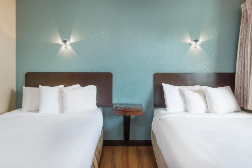 Travelodge by Wyndham Oceanside - image 6