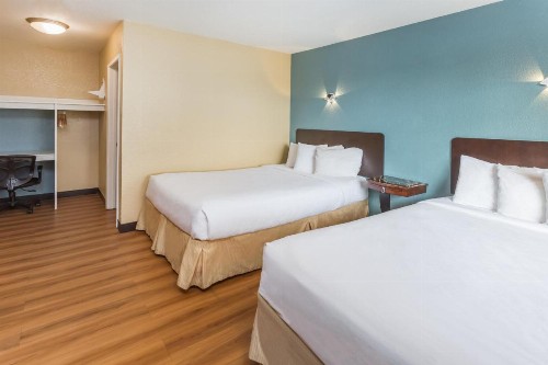 Travelodge by Wyndham Oceanside - image 7