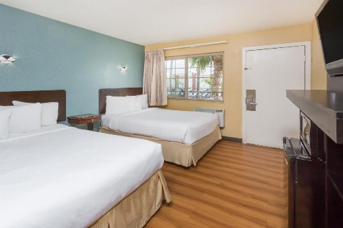 Travelodge by Wyndham Oceanside - image 8