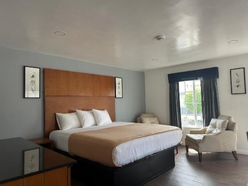 Oceanside Inn and Suites - image 8