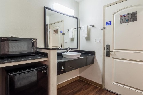Motel 6-Oceanside CA Marina - image 19