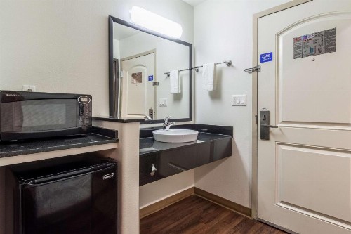 Motel 6-Oceanside CA Marina - image 43