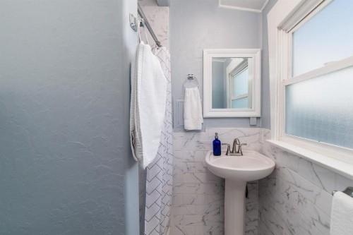 Pacific Bungalow & Tiny House - image 15