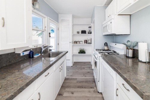 Pacific Bungalow & Tiny House - image 16