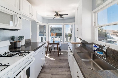Pacific Bungalow & Tiny House - image 37