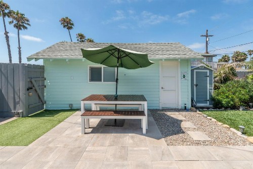 Pacific Bungalow & Tiny House - image 4