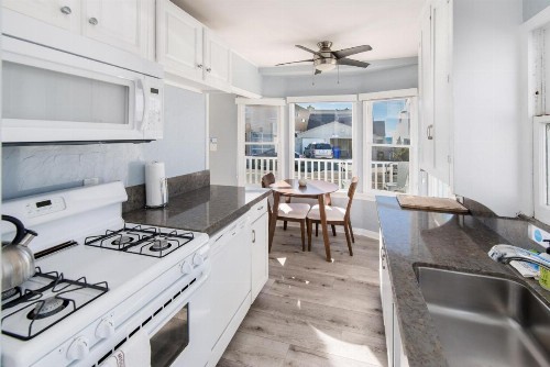 Pacific Bungalow & Tiny House - image 42