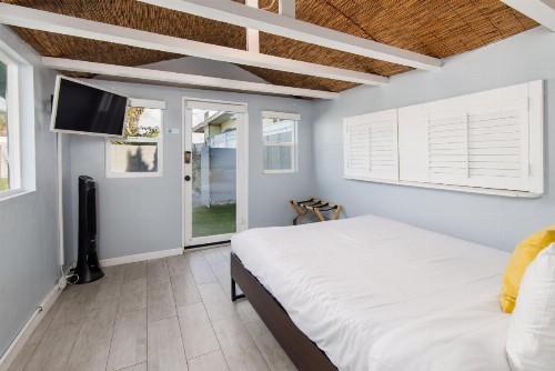 Pacific Bungalow & Tiny House - image 44