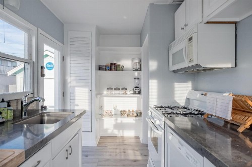 Pacific Bungalow & Tiny House - image 45