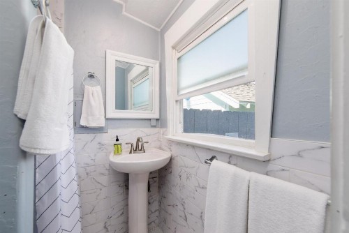 Pacific Bungalow & Tiny House - image 46