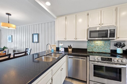 D18 - Bradley Beachfront - image 14