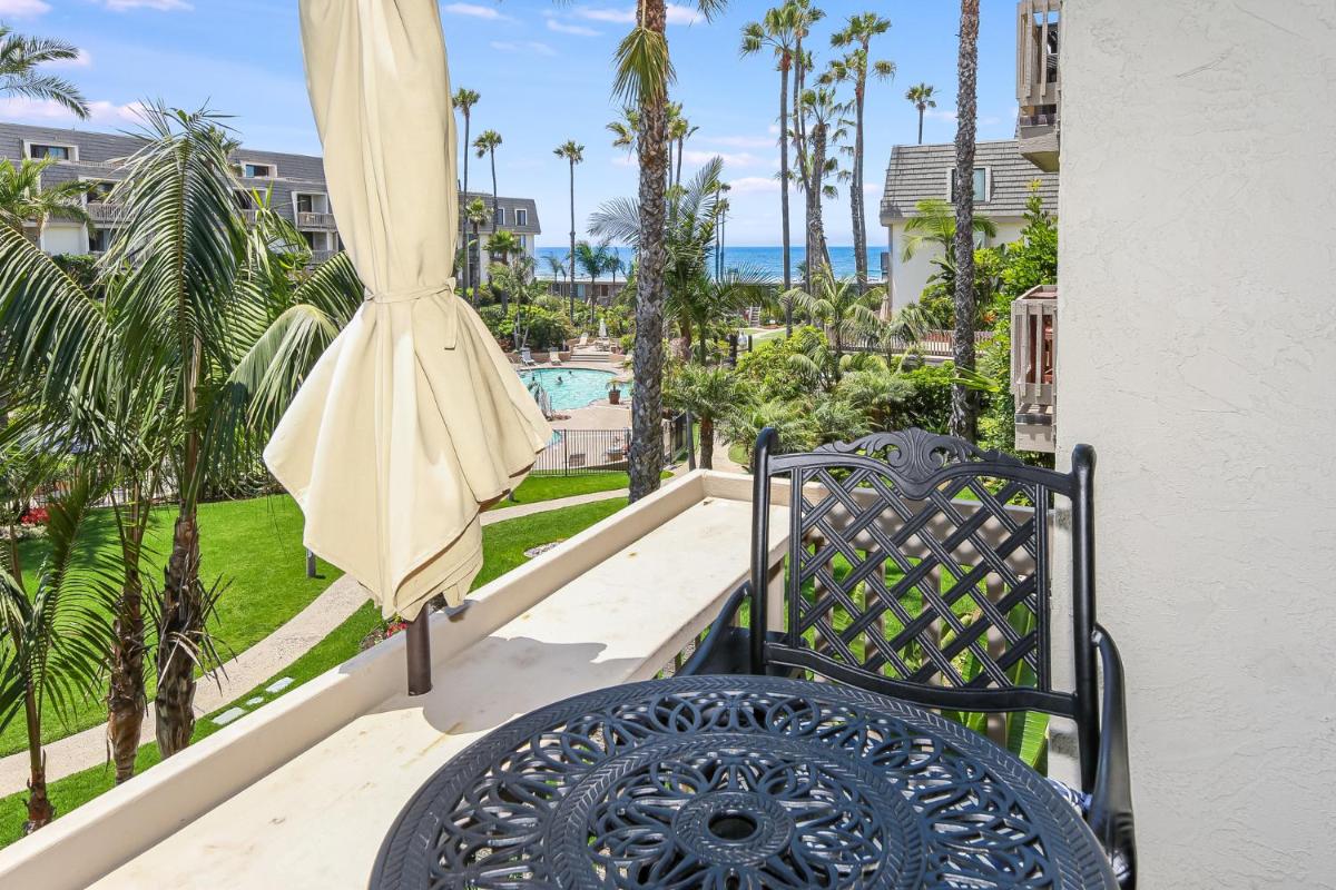 F204 - Cozy Seaview Condo - main image