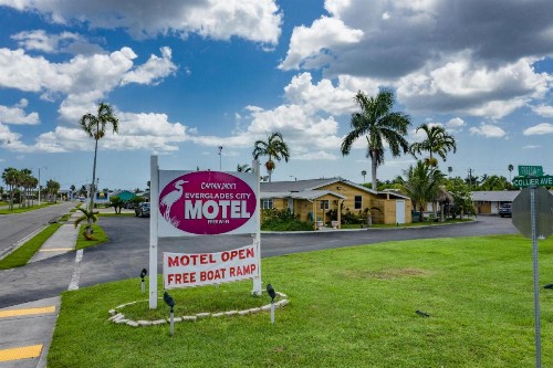 Everglades City Motel - Everglades Adventures Inn - image 2