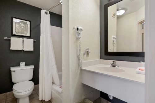 OYO Townhouse Orlando West - image 24