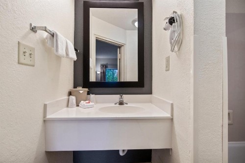 OYO Townhouse Orlando West - image 38