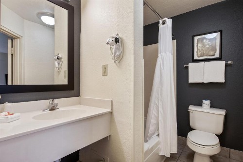 OYO Townhouse Orlando West - image 39