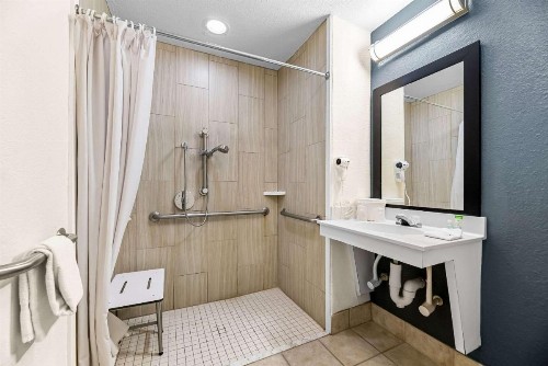 OYO Townhouse Orlando West - image 43
